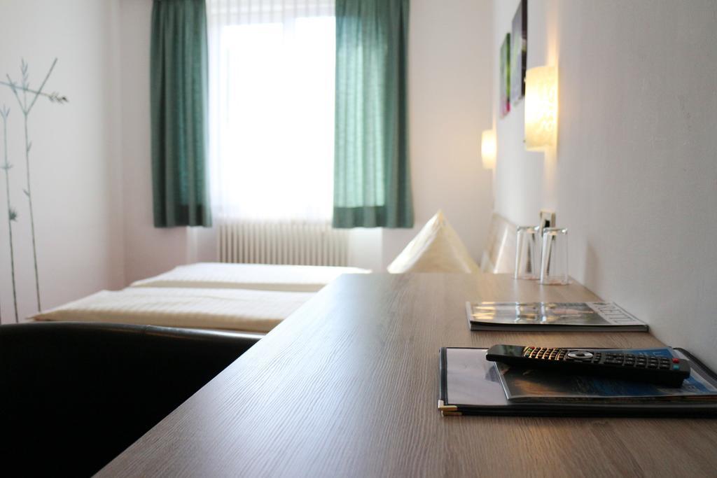 Hotel Gasthof Kasino Villach Ruang foto
