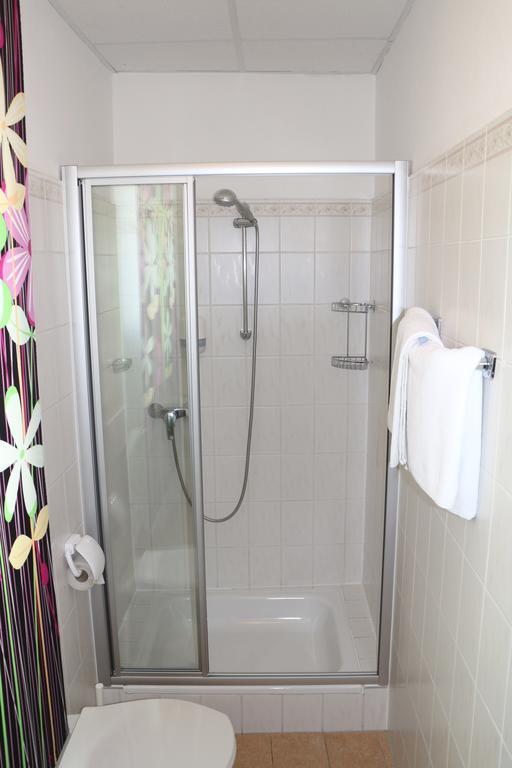 Hotel Gasthof Kasino Villach Ruang foto