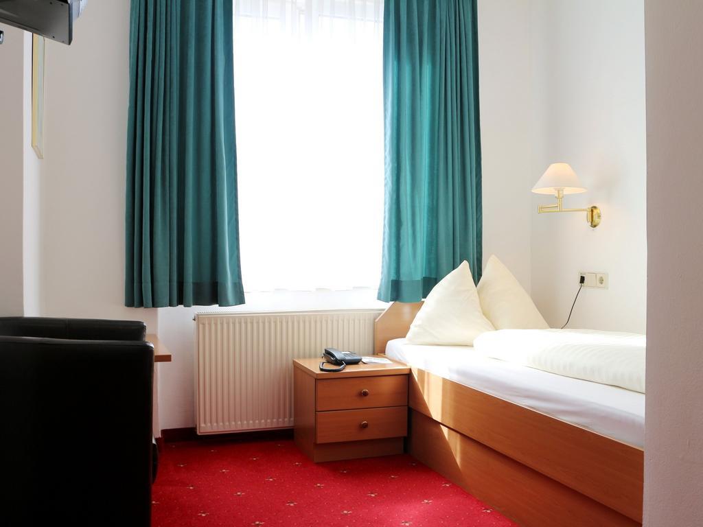 Hotel Gasthof Kasino Villach Ruang foto