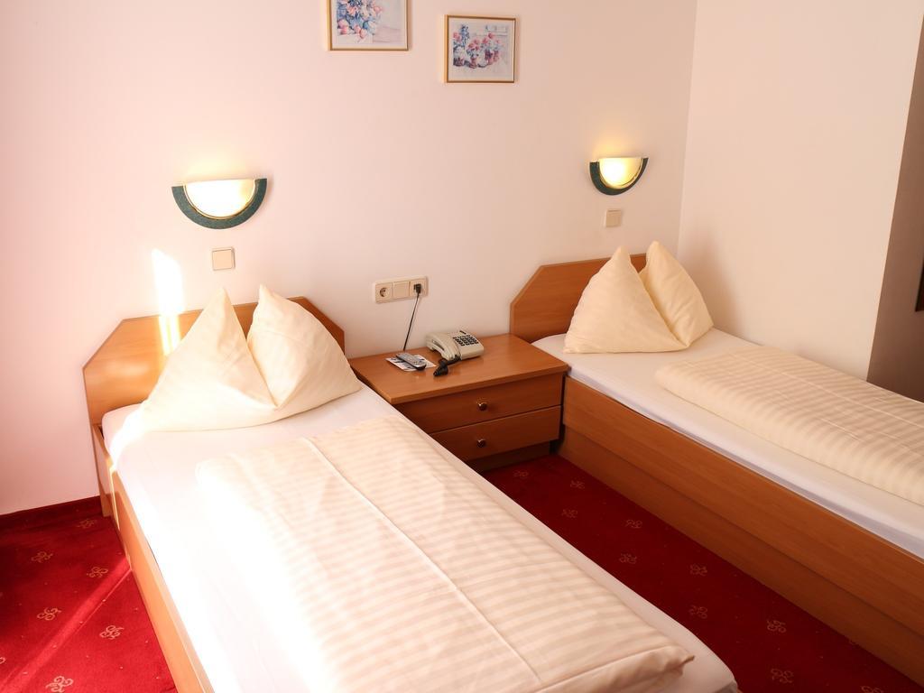 Hotel Gasthof Kasino Villach Ruang foto